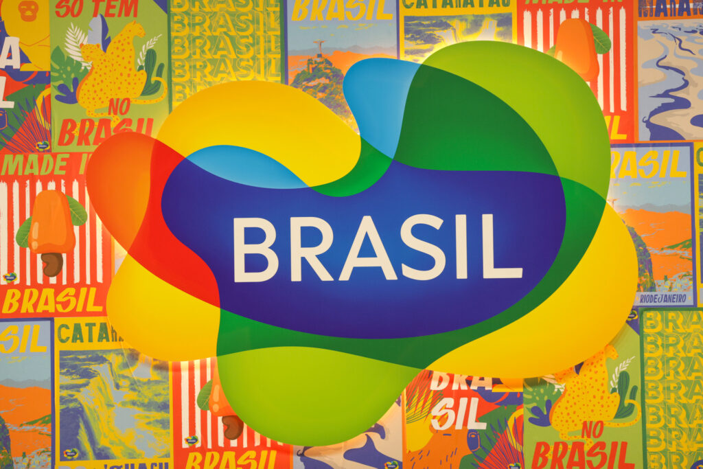 Logo da marca Brasil no estande da Embratur