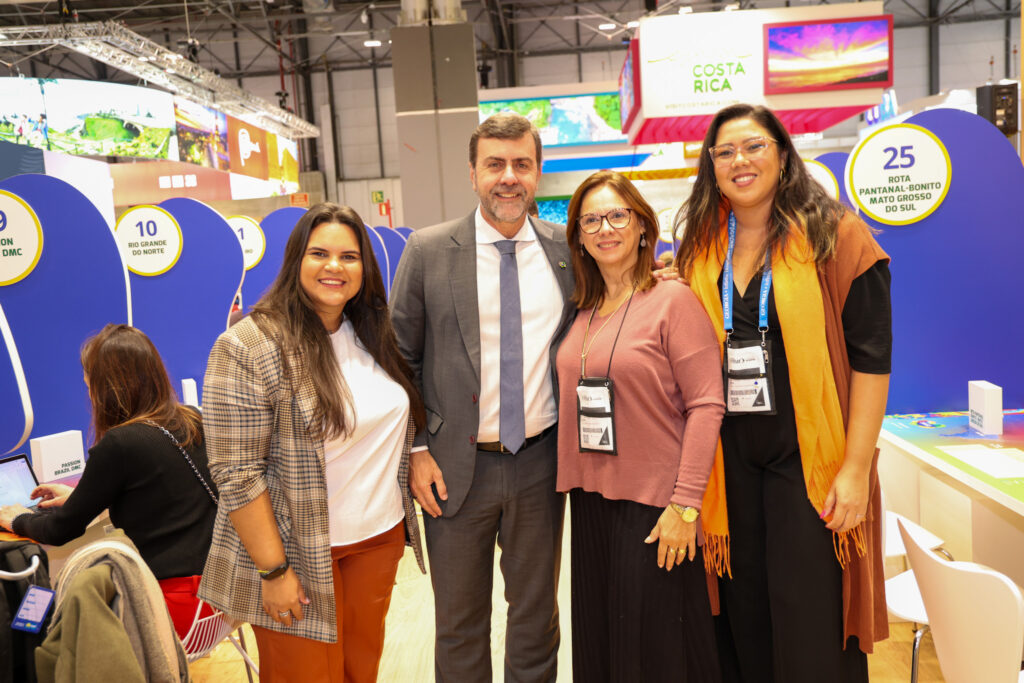 Lorayne Gomes, Solange Portela, e Nayara Santana, da Setur-RN, com Marcelo Freixo, presidente da Embratur