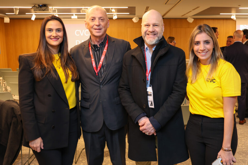 Marcelo Dor e Sérgio Szmoisz, da Conextion Travel, entre Heloísa Ananias e Paula Rorato, da CVC Corp