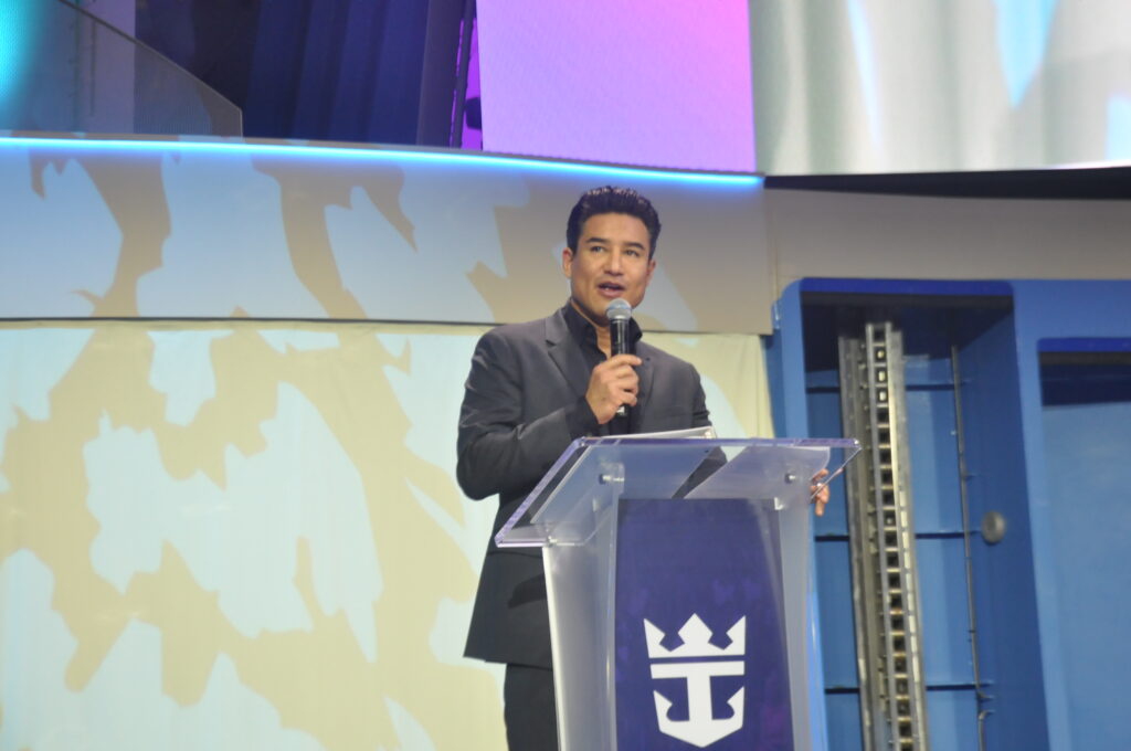 Mario Lopez foi responsável por conduzir a cerimônia de inauguração do Icon of the Seas