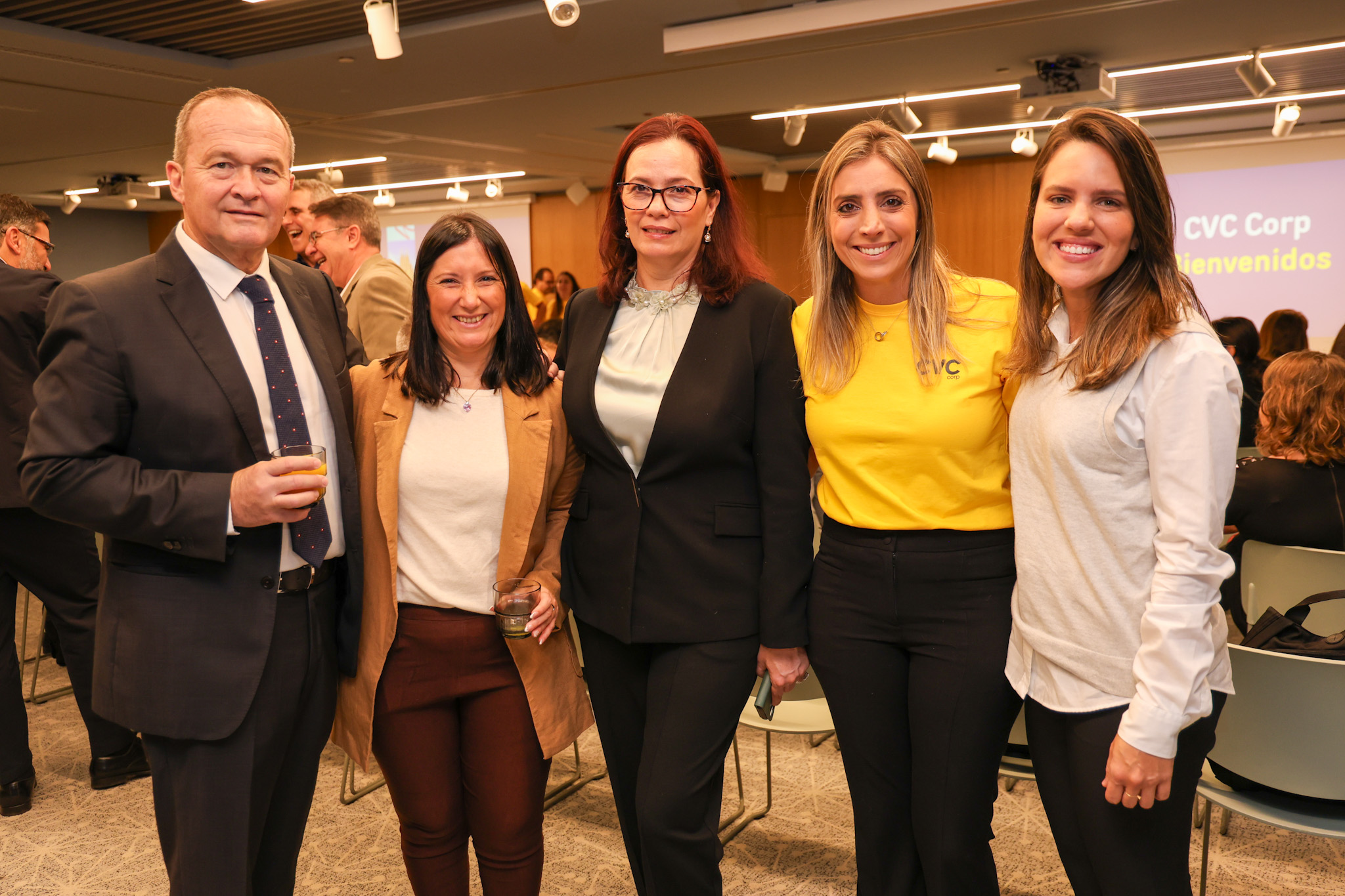 Mark Nueschen, VP de distribuição da Iberostar, Romina Manso, e Mailyn Pérez, do Iberostar, Paula Rorato, CVC Corp, e Luna Farias, diretora de Distribuição Iberostar