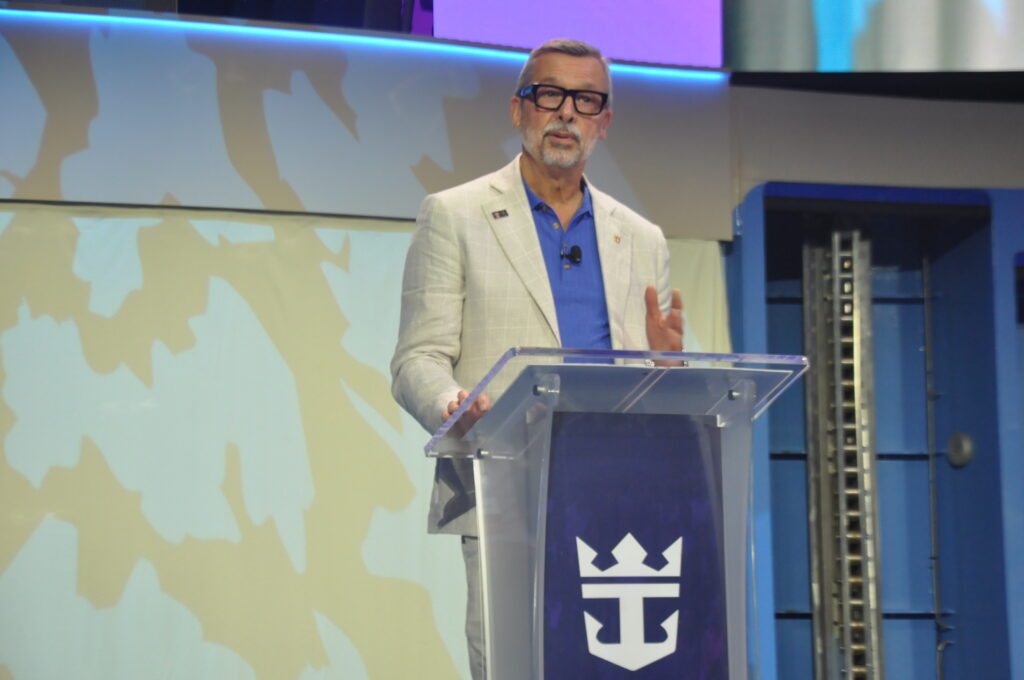 Michael Bayley presidente e CEO da Royal Caribbean Internacional Michael Bayley: "estamos vendo nosso maior sonho se tornar realidade com o Icon of the Seas"