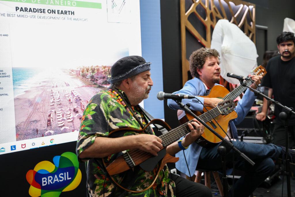 Moacir Luz, compositor de samba, e Pratinha animam o estande do Brasil