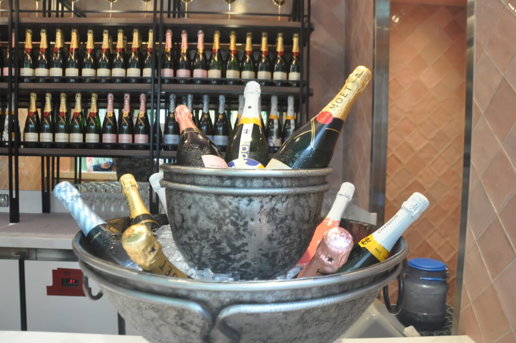 Muitas garrafas de champagne à disposição dos hópedes