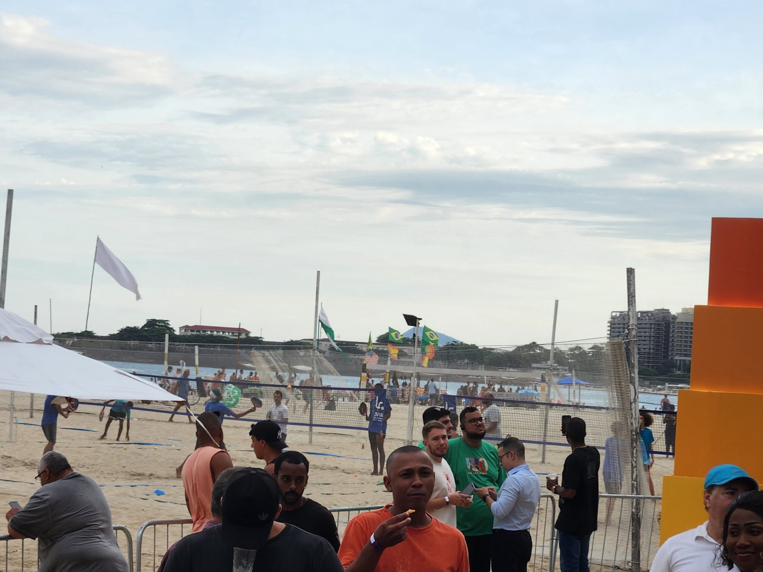 Música e esportes à beira do estande na Praia de Copacabana