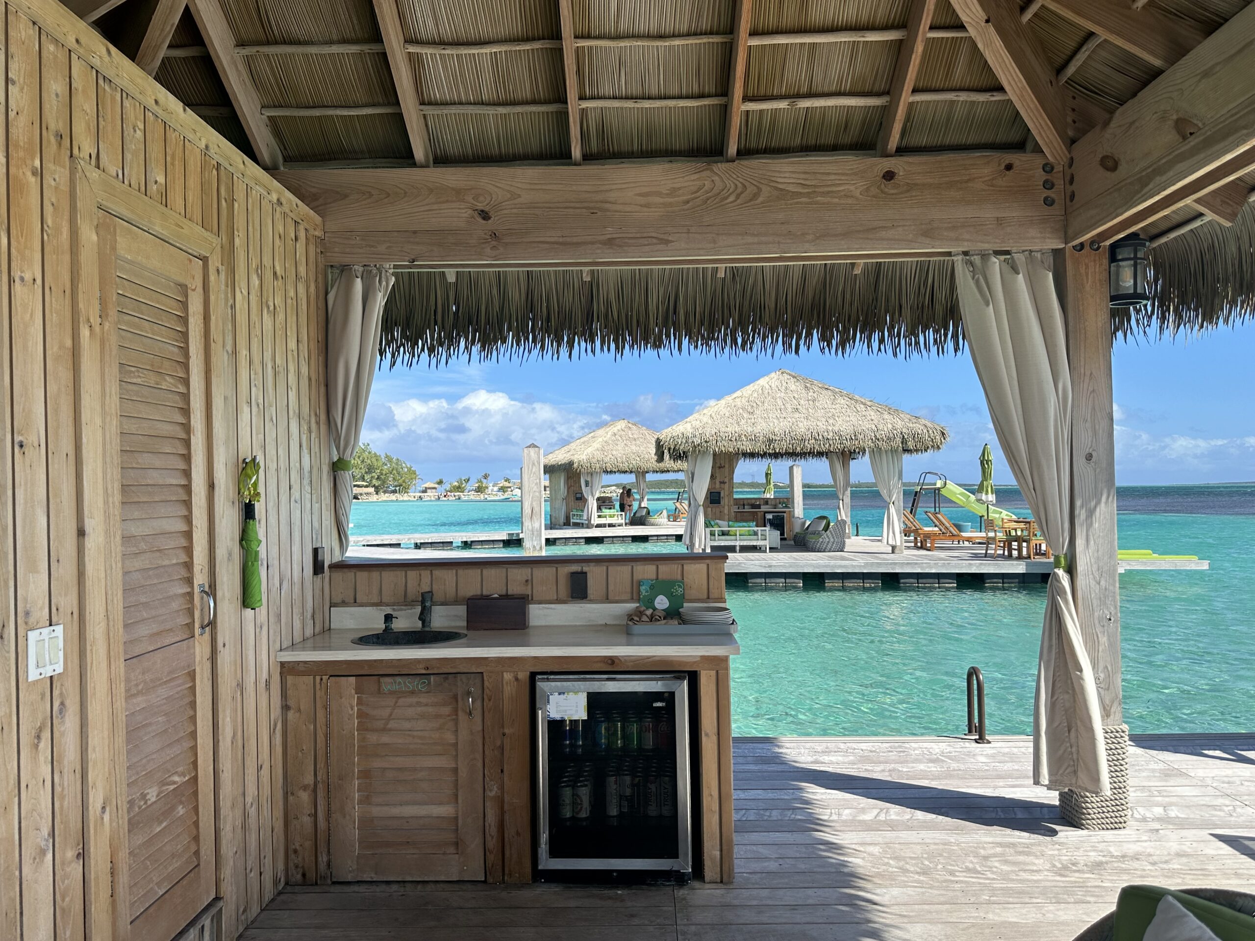 Não são as Maldivas, mas sim as cabanas privativas na ilha de Cococay, nas Bahamas Não são as Maldivas, mas sim as cabanas privativas na ilha de Cococay, nas Bahamas