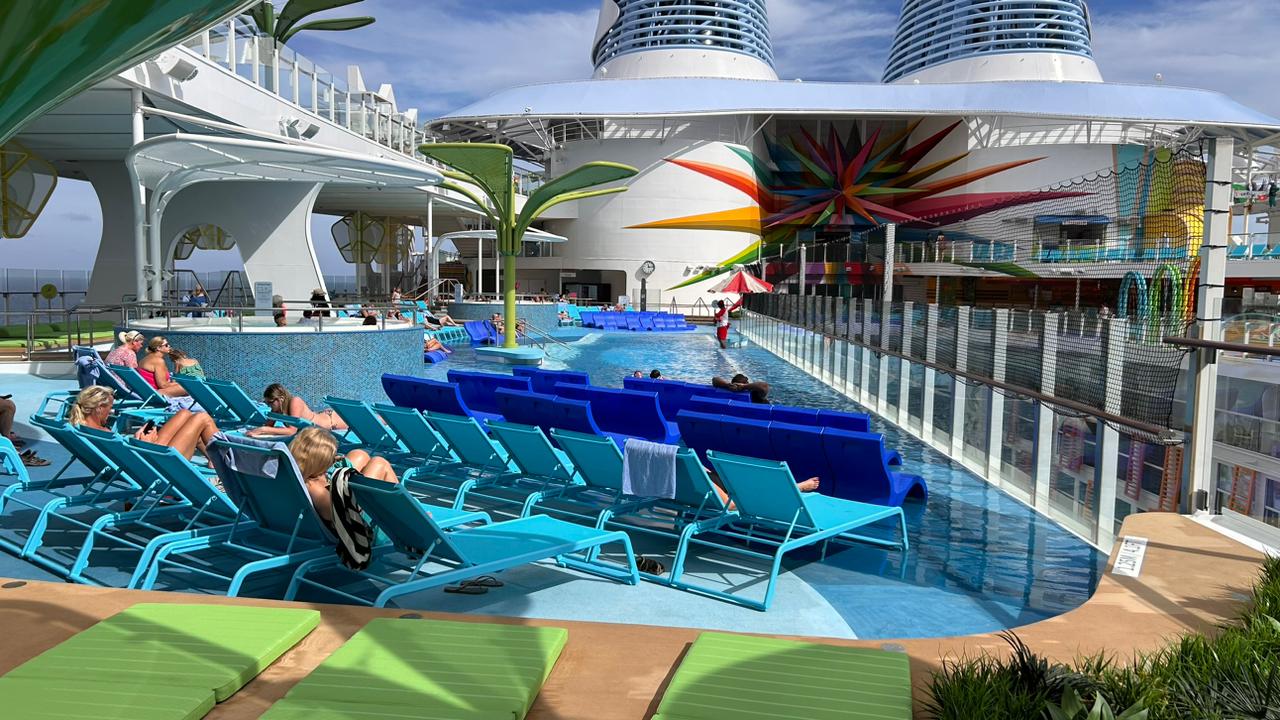 Navio possui ao todo 7 piscinas, uma para cada dia da semana Navio possui ao todo 7 piscinas, uma para cada dia da semana