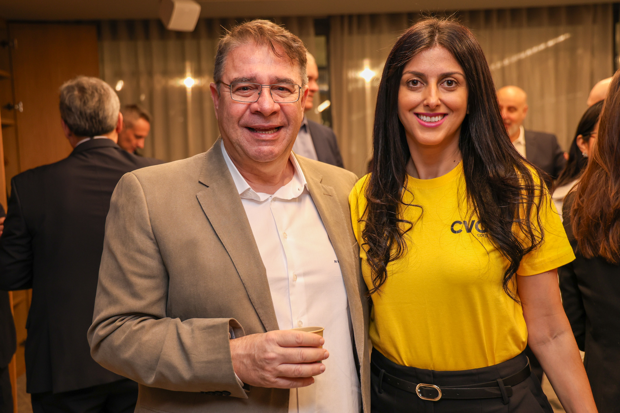 Nicos Georgakopoulos, da Hellenic Travel Network, e Nathalia Pacheco, gerente de produtos Europa da CVC Corp