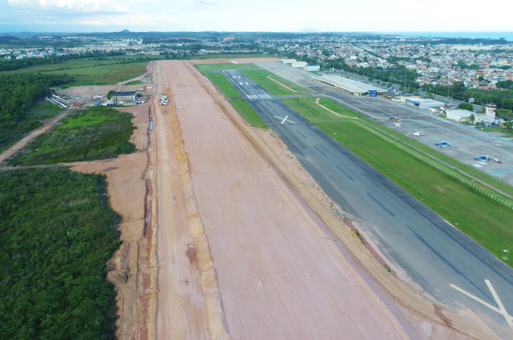 Obra da nova pista do Aeroporto de Macaé (RJ) já está 50% concluída Obra da nova pista do Aeroporto de Macaé (RJ) já está 50% concluída