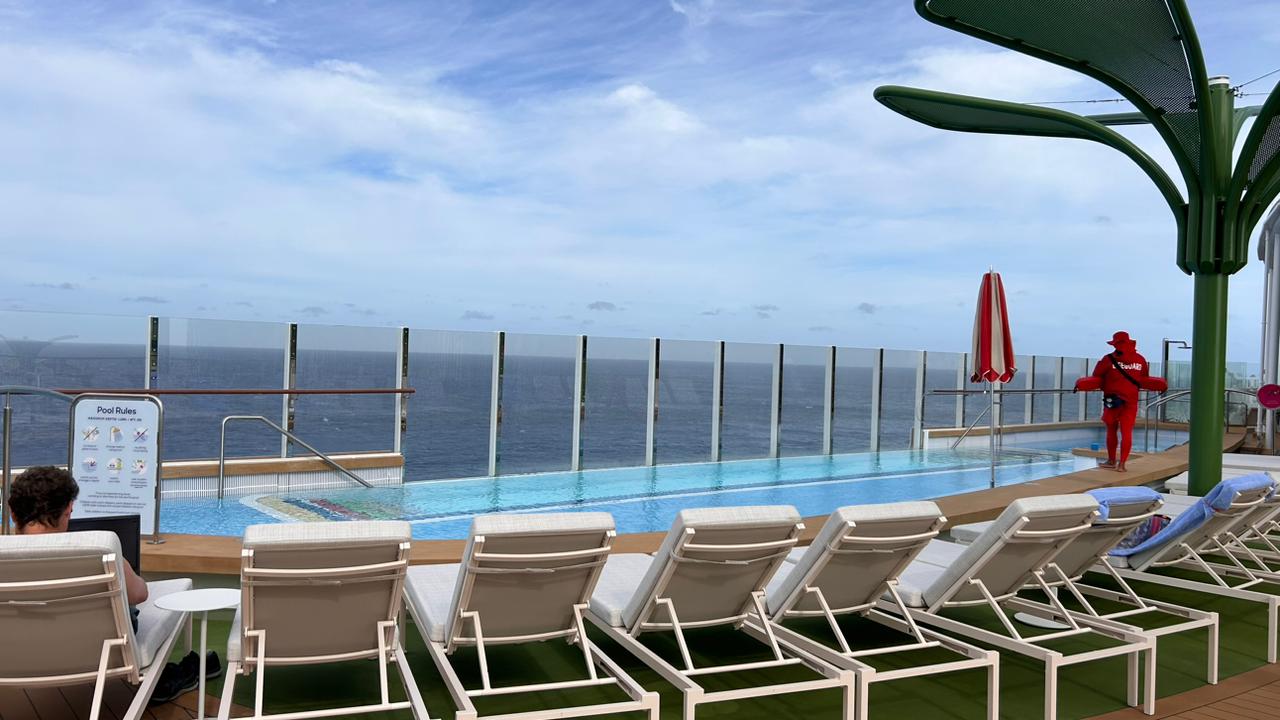 Opção de piscina com borda infinita e vista para o oceano Opção de piscina com borda infinita e vista para o oceano