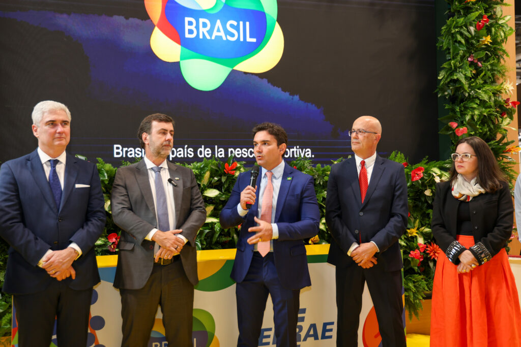 Orlando Leite, embaixador do Brasil na Espanha; Marcelo Freixo, presidente da Embratur; Celso Sabino, ministro do Turismo; Miguel Ángel Suárez, presidente da Fijet; e Jaqueline Gil, da Embratur