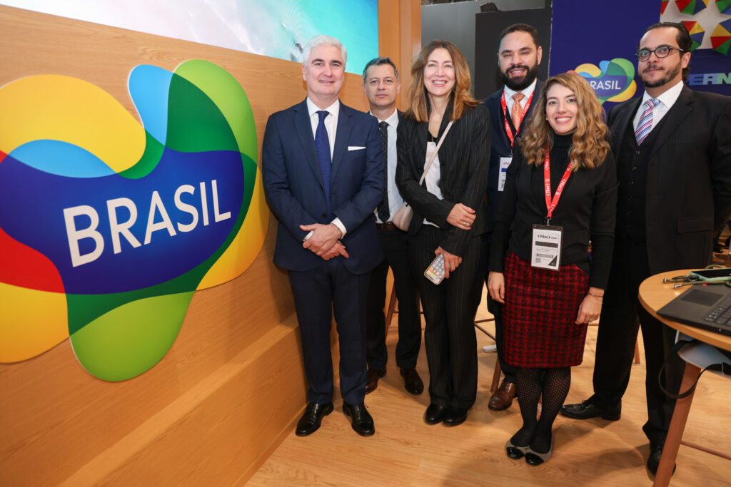 Orlando Leite, embaixador do Brasil na Espanha com equipe da embaixada