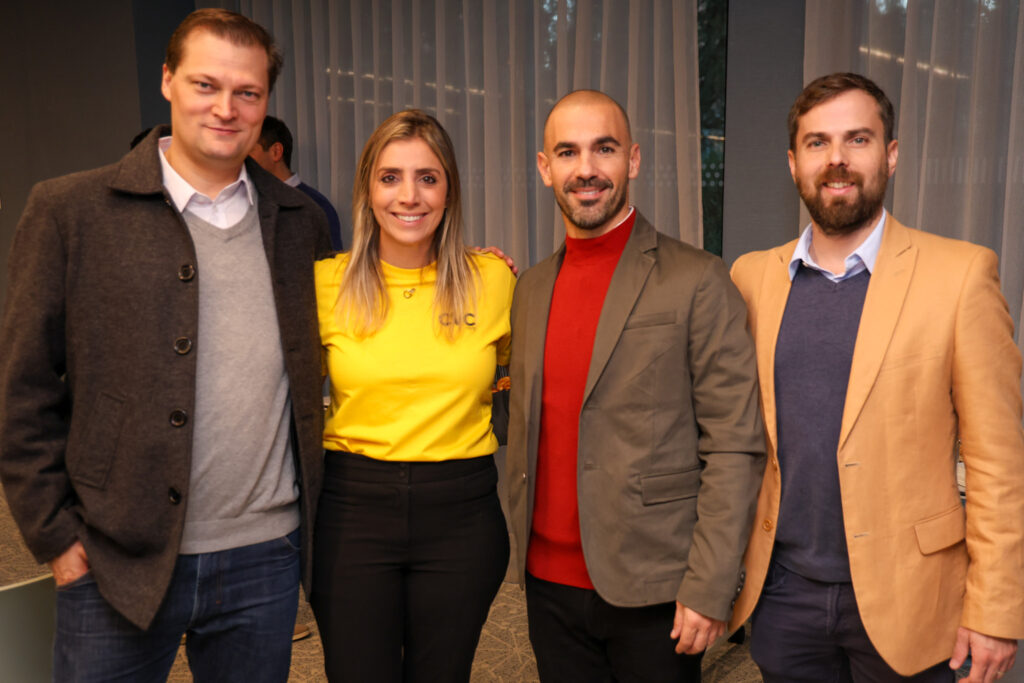 Paula Rorato, entre Felipe Dias, Gustavo Batica, e Leandro Garcia Cordoba, da Tip Group