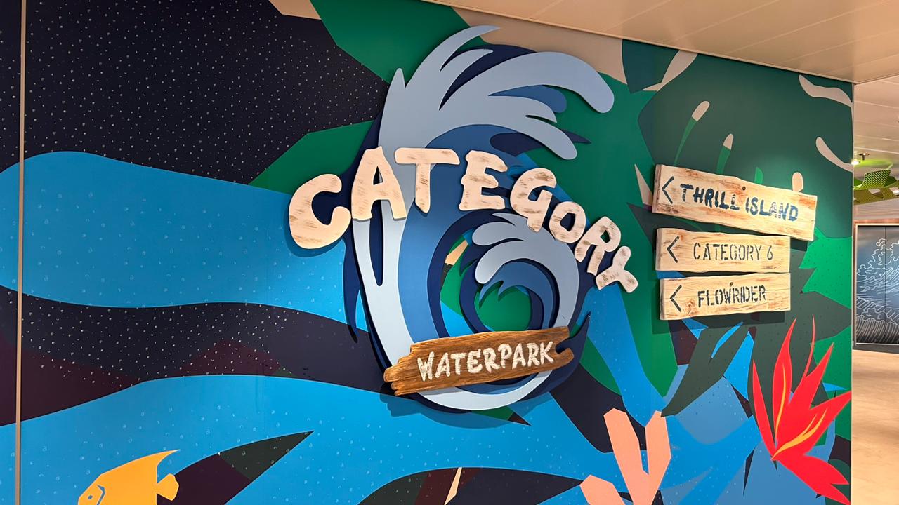 Placas indicam caminho para o parque aquático Placas indicam caminho para o parque aquático