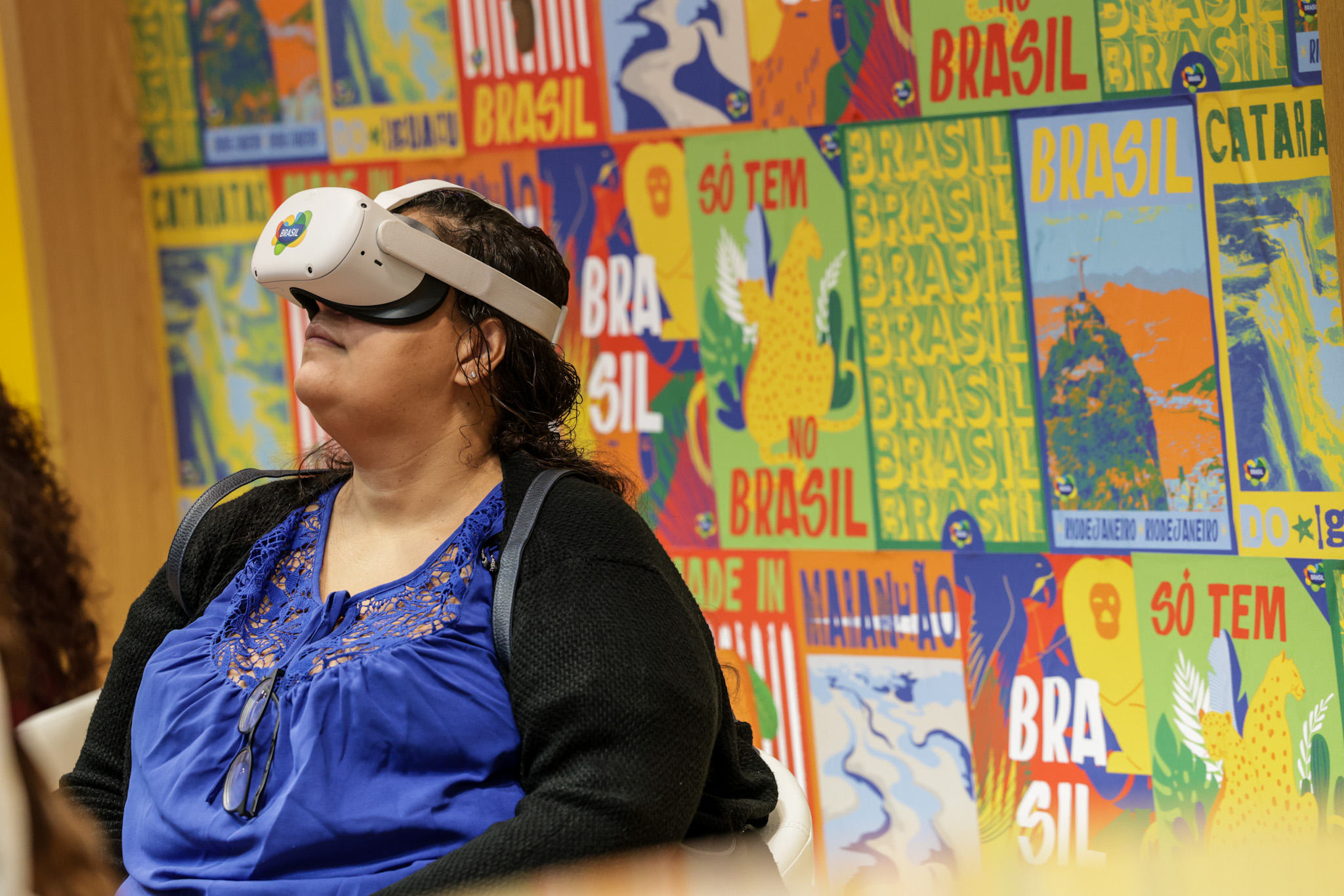 Público final se diverte com as maravilhas do Brasil com óculos de realidade virtual Público final se diverte com as maravilhas do Brasil com óculos de realidade virtual
