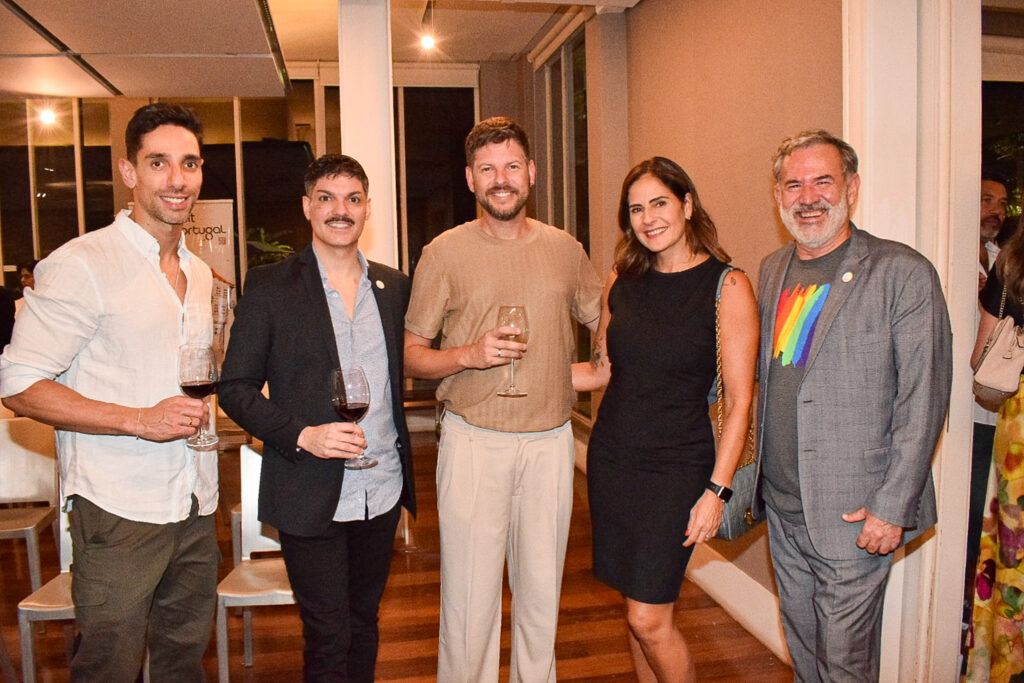Renato Gagliardi e Clóvis Casemiro da IGLTA com convidados no evento da entidade em São Paulo