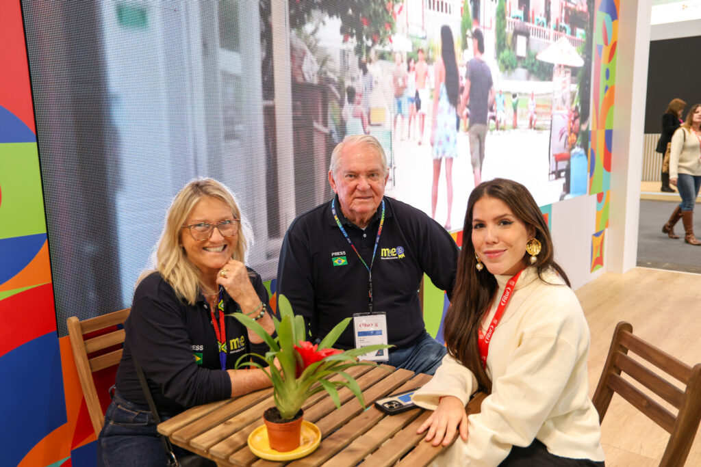 Rosa Masgrau e Roy Taylor, do M&E, com Roberta Duarte, presidente da Emprotur