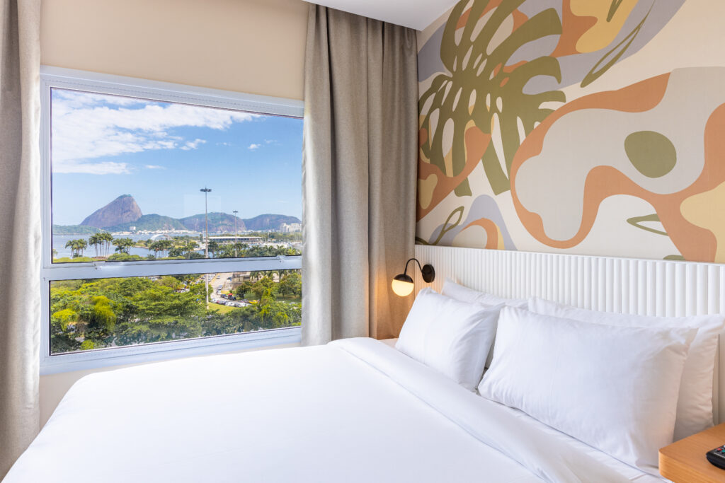 Grupo francês inaugura hotel no icônico prédio do antigo Hotel Othon Aeroporto (RJ) 1 STANDARD CASAL Frente Grupo francês inaugura hotel no icônico prédio do antigo Hotel Othon Aeroporto (RJ)