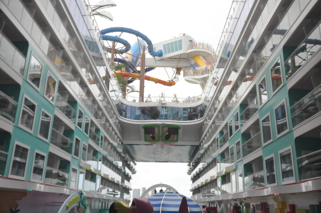 Toboágua e vista das cabines viradas para o Surfside