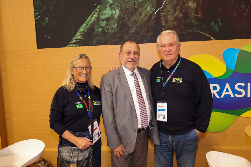 Toni Sando, do Visite São Paulo e Unedestinos, entre Rosa Masgrau e Roy Taylor, do M&E