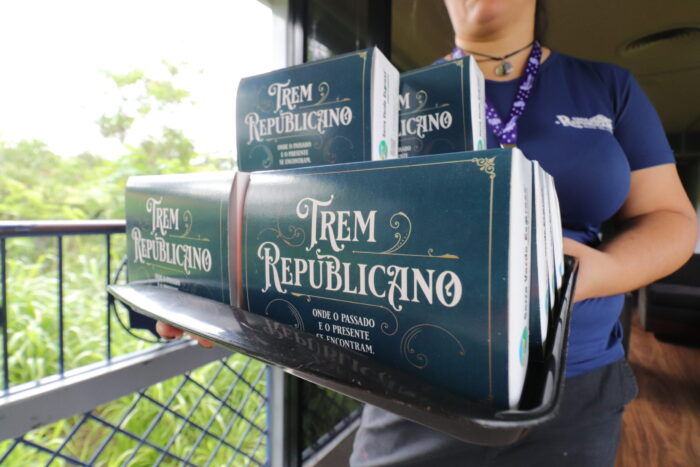 Carnaval no Trem Republicano tem Bonecos gigantes de Salto 1 Trem Republicano Divulgacao Serra Verde Express scaled e1704993991745 Carnaval no Trem Republicano tem Bonecos gigantes de Salto