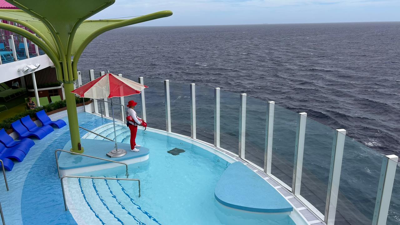 Uma das piscinas com vista para o mar Uma das piscinas com vista para o mar