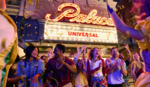 Universal Orlando divulga detalhes e agenda de shows do Mardi Gras; veja vídeo