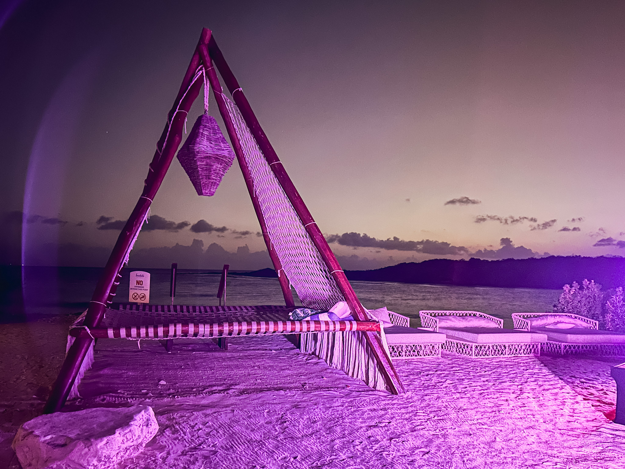 À noite o Sandals Curaçao faz festa na praia À noite o Sandals Curaçao faz festa na praia