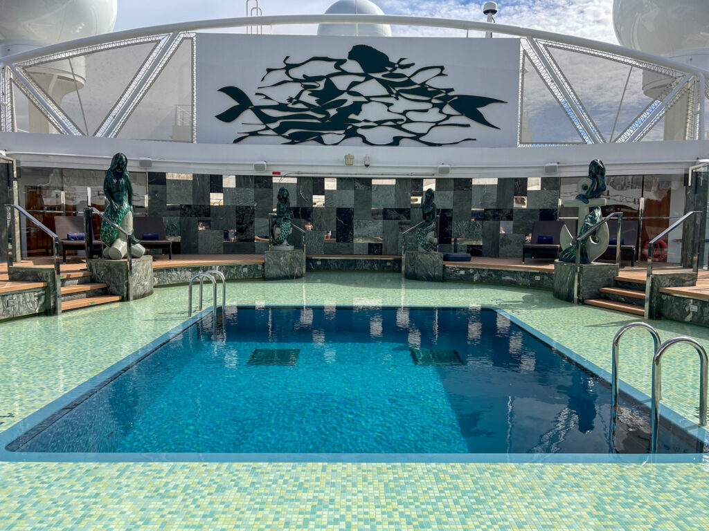 A piscina principal é adornada com itens de tema marítimo