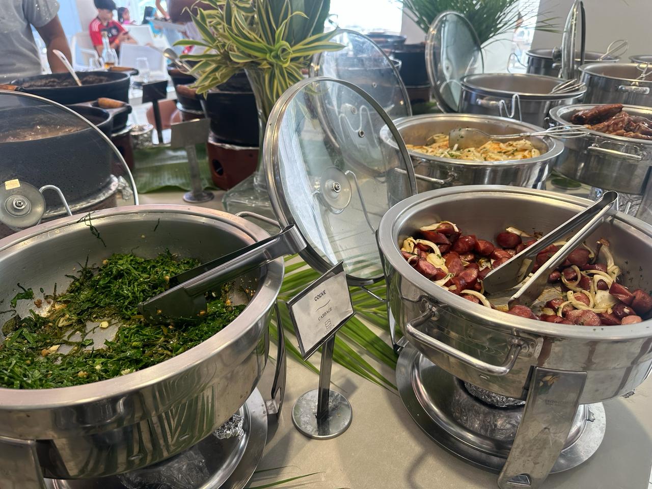 Acompanhamentos da feijoada estão à disposição do público Acompanhamentos da feijoada estão à disposição do público