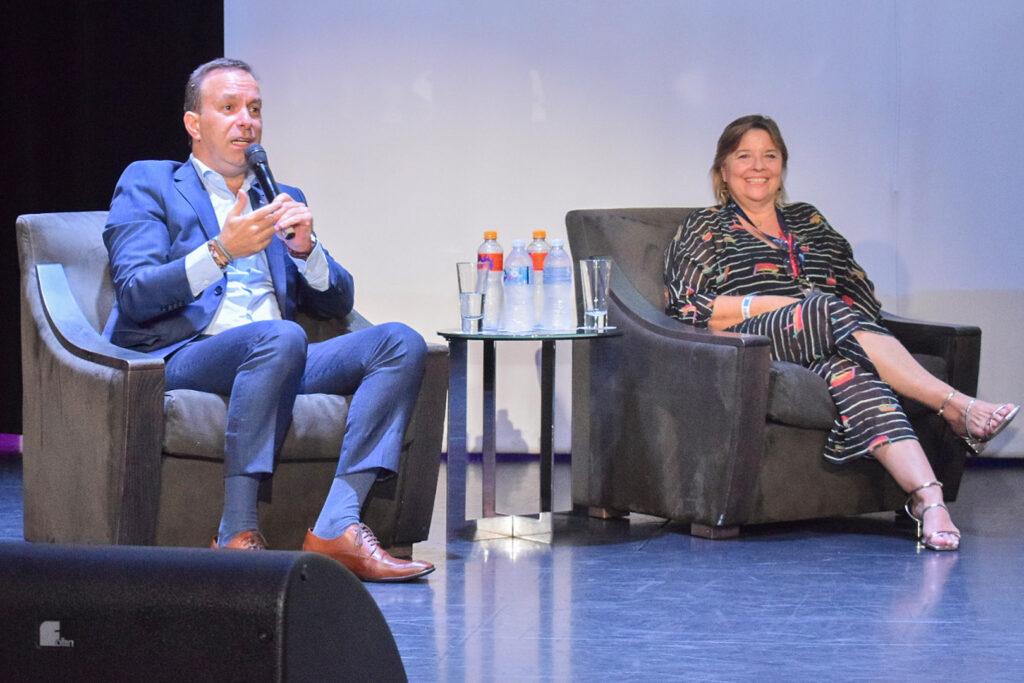 Adrian Ursilli, da MSC e Estela Farina, da NCL em apresentação no painel do Cruise 360