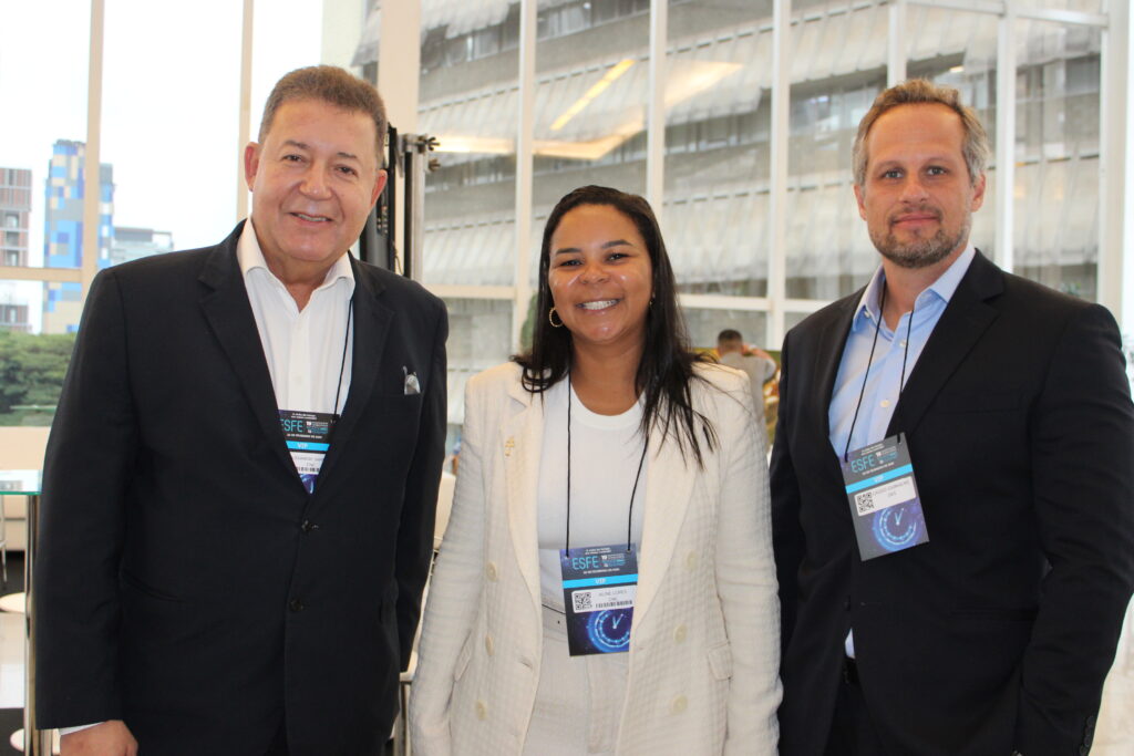 Alexandre Sampaio e Aline Lopes, da CNC, com Cassio Garkalns, da GKS Alexandre Sampaio e Aline Lopes, da CNC, com Cassio Garkalns, da GKS