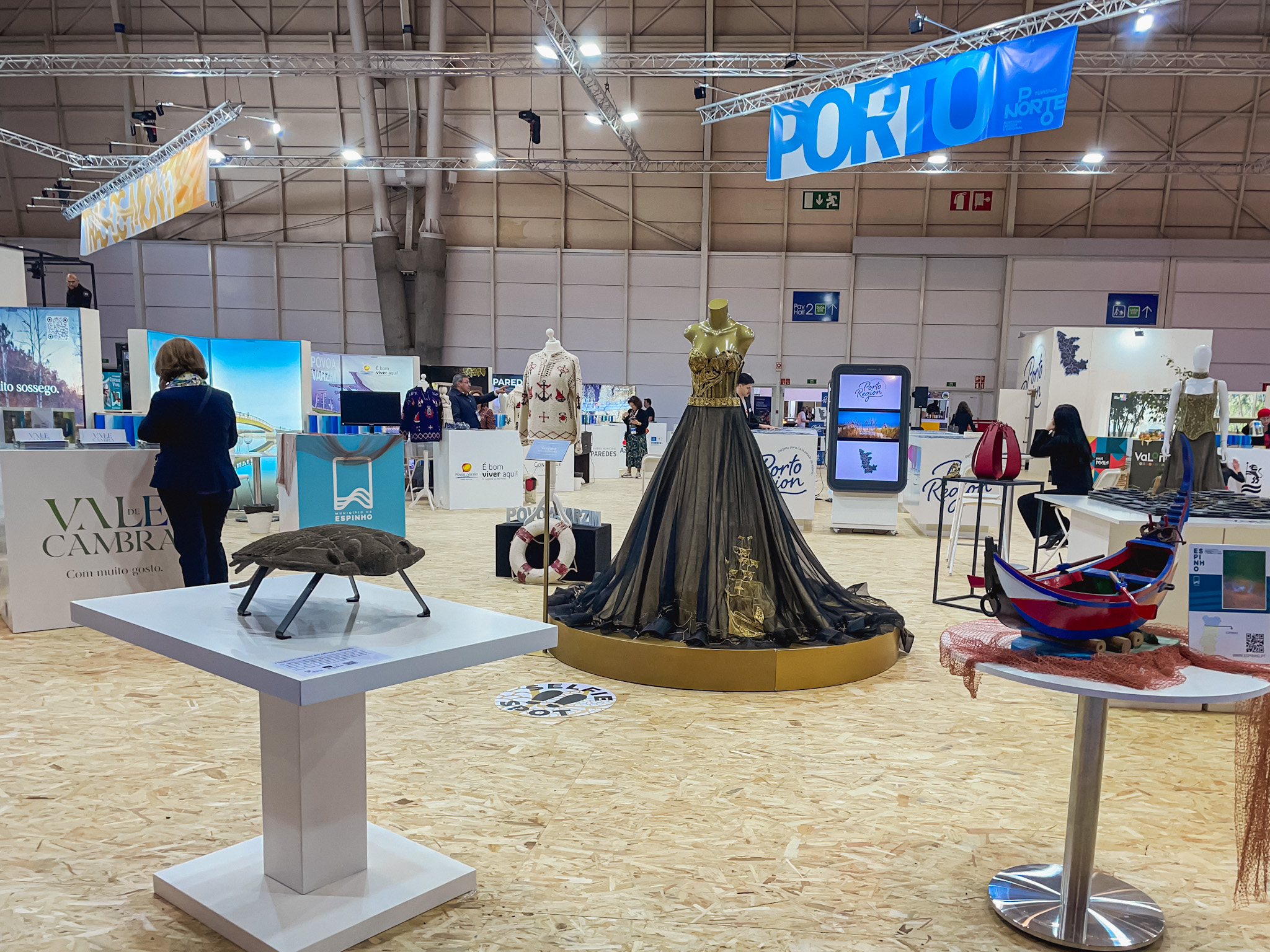 Alguns estandes trouxeram artigos artísticos, vestuários e de mobília para exposição Alguns estandes trouxeram artigos artísticos, vestuários e de mobília para exposição