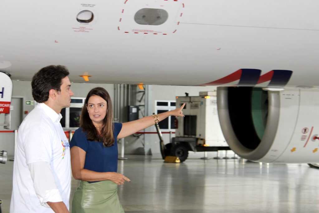 Aline Mafra, da Latam, apresenta a aeronave ao ministro do Turismo, Celso Sabino Aline Mafra, da Latam, apresenta a aeronave ao ministro do Turismo, Celso Sabino