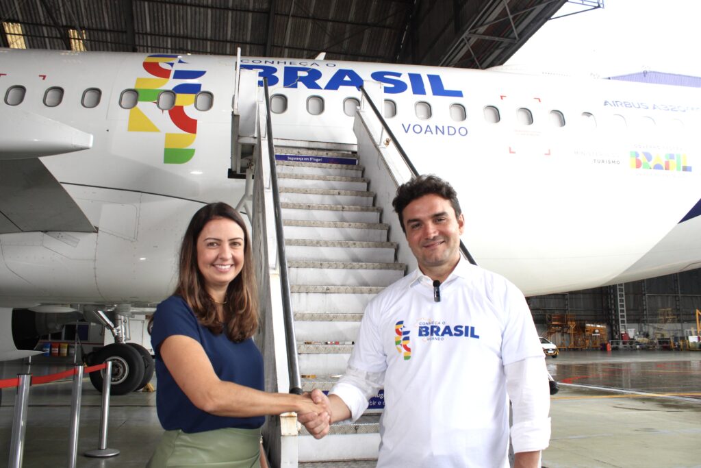 Aline Mafra diretora de Vendas e Marketing da Latam e Celso Sabino ministro do Turismo Latam e MTur lançam primeira aeronave temática do programa “Conheça o Brasil: Voando”; fotos