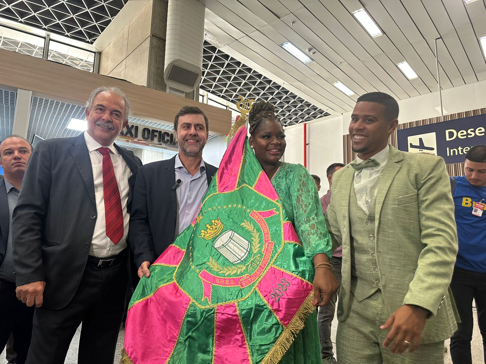 Aloizio Mercadante, Marcelo Freixo e integrantes da bateria da Mangueira Aloizio Mercadante, Marcelo Freixo e integrantes da bateria da Mangueira