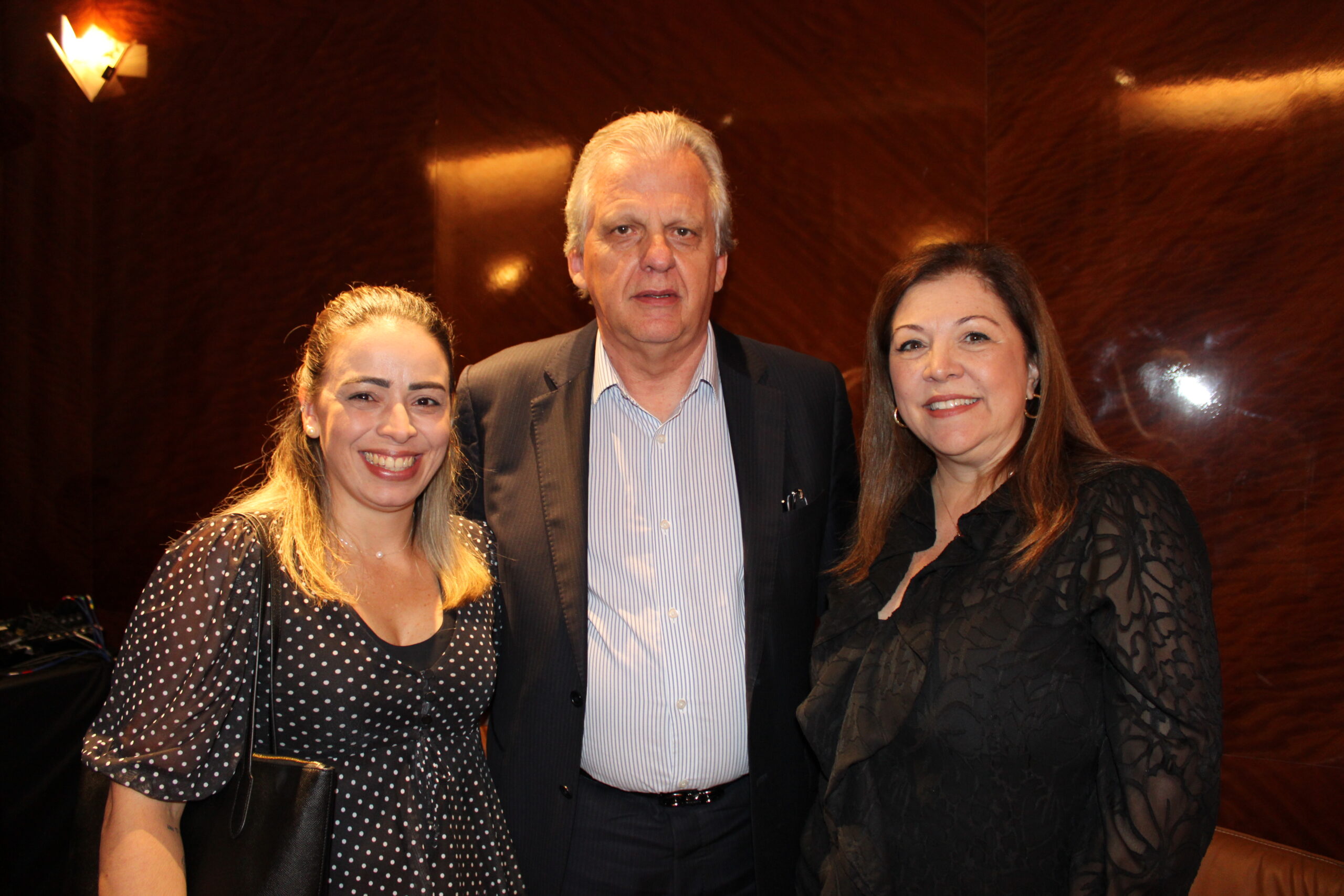 Amanda Bigi e Edmar Bull, da Copastur, com Rosana Carvalho, da Air Canada Amanda Bigi e Edmar Bull, da Copastur, com Rosana Carvalho, da Air Canada
