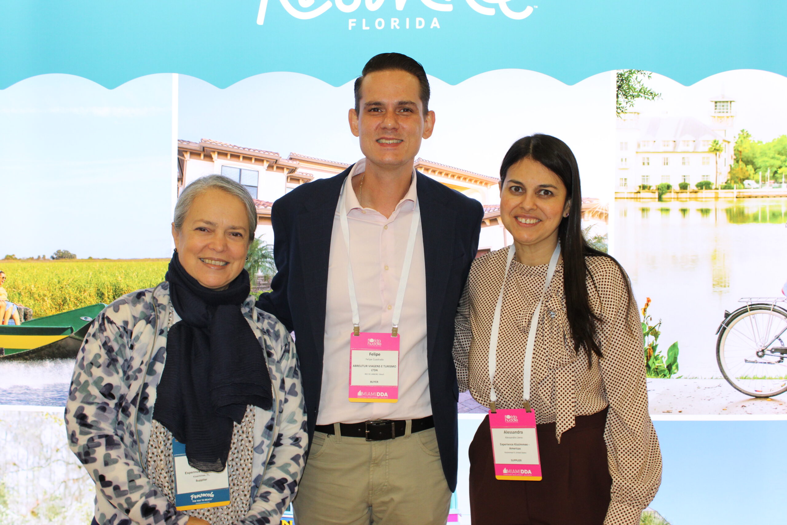 Ana Flavia Medina e Alessandra Ueno, de Kissimmee, com Felipe Cuadrado, da Abreu Ana Flavia Medina e Alessandra Ueno, de Kissimmee, com Felipe Cuadrado, da Abreu