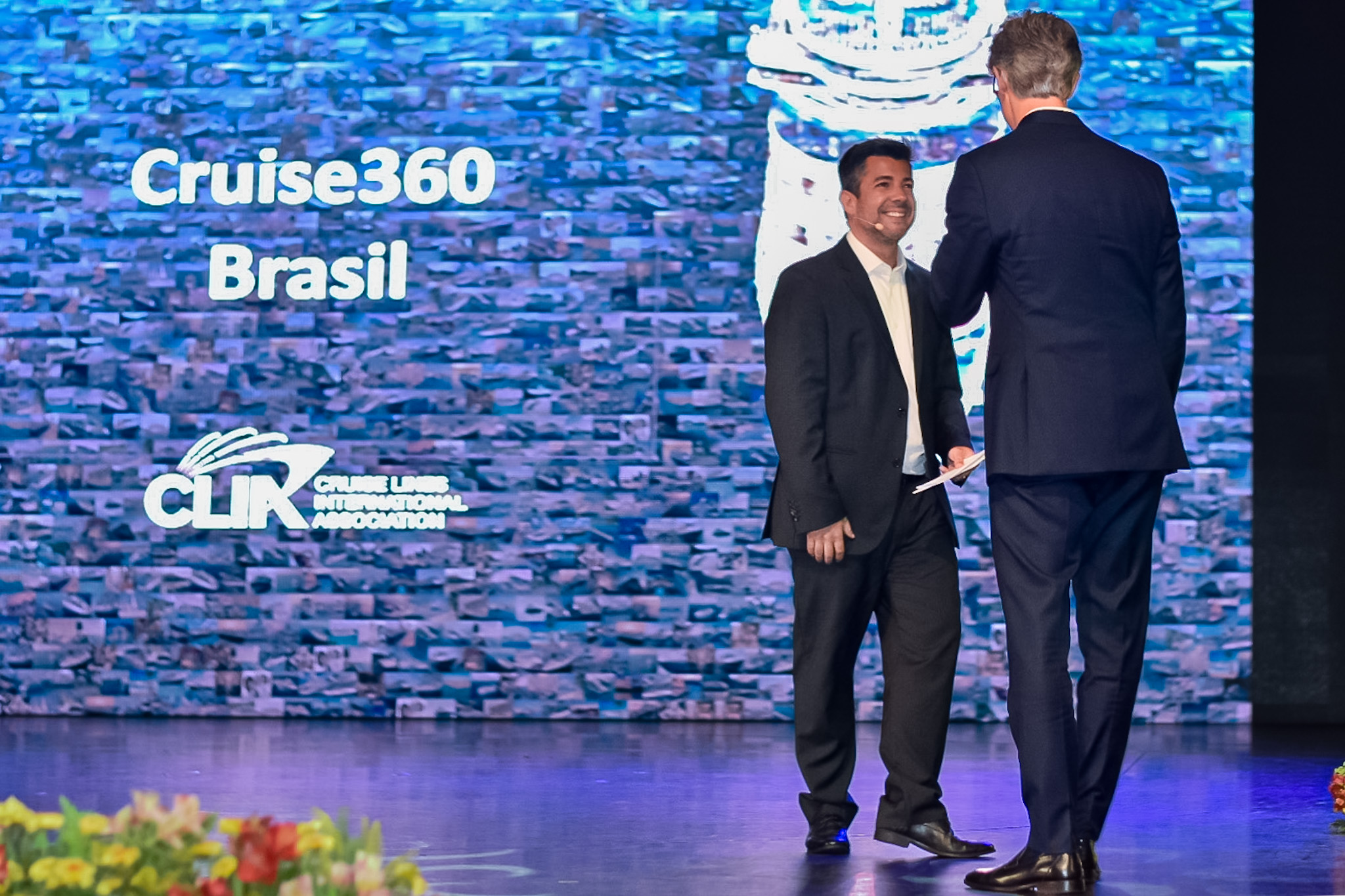 André Coutinho, mestre de cerimônia recebendo Marco Ferraz, da Clia André Coutinho, mestre de cerimônia recebendo Marco Ferraz, da Clia