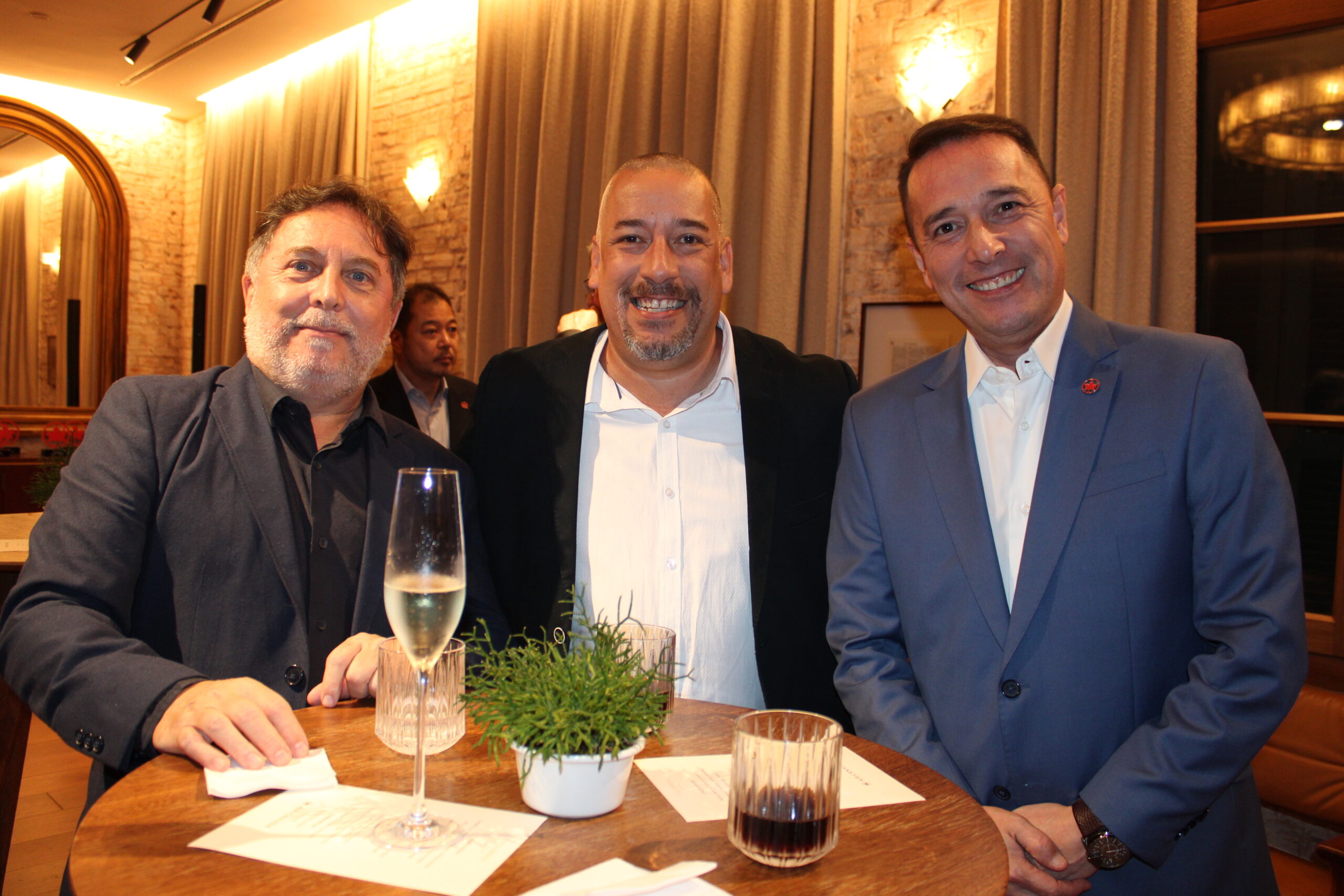 André Dentzien e Alex Santana, da Skyteam, com Ernesto Airosa, da Air Canada André Dentzien e Alex Santana, da Skyteam, com Ernesto Airosa, da Air Canada