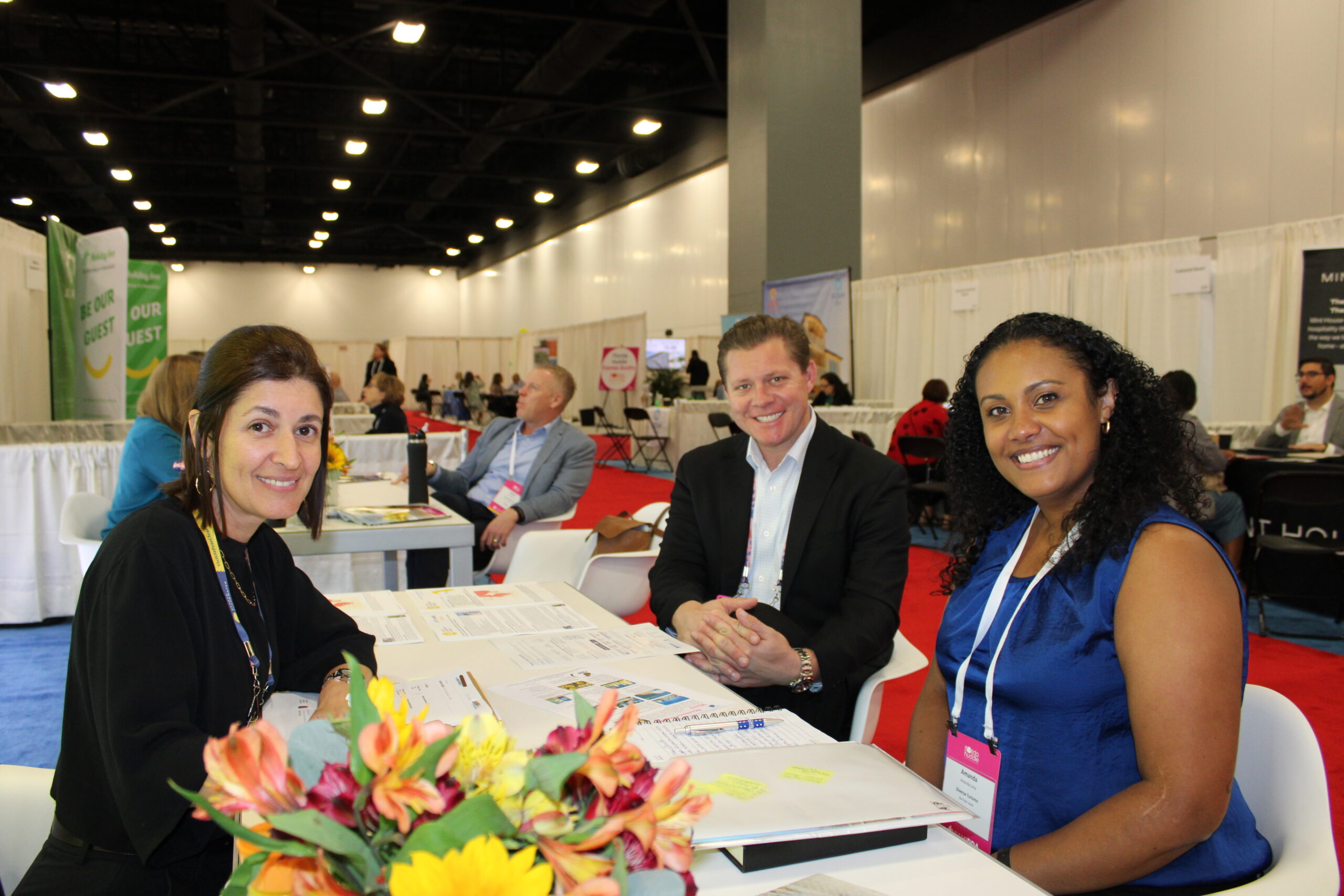 Andrea Gabel e Brian Lowack, de St. Pete & Clearwater, e Amanda Lima, da Diversa Andrea Gabel e Brian Lowack, de St. Pete & Clearwater, e Amanda Lima, da Diversa