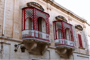 As varandas de madeira decoradas em Rabat Malta, a próxima grande descoberta do turista brasileiro