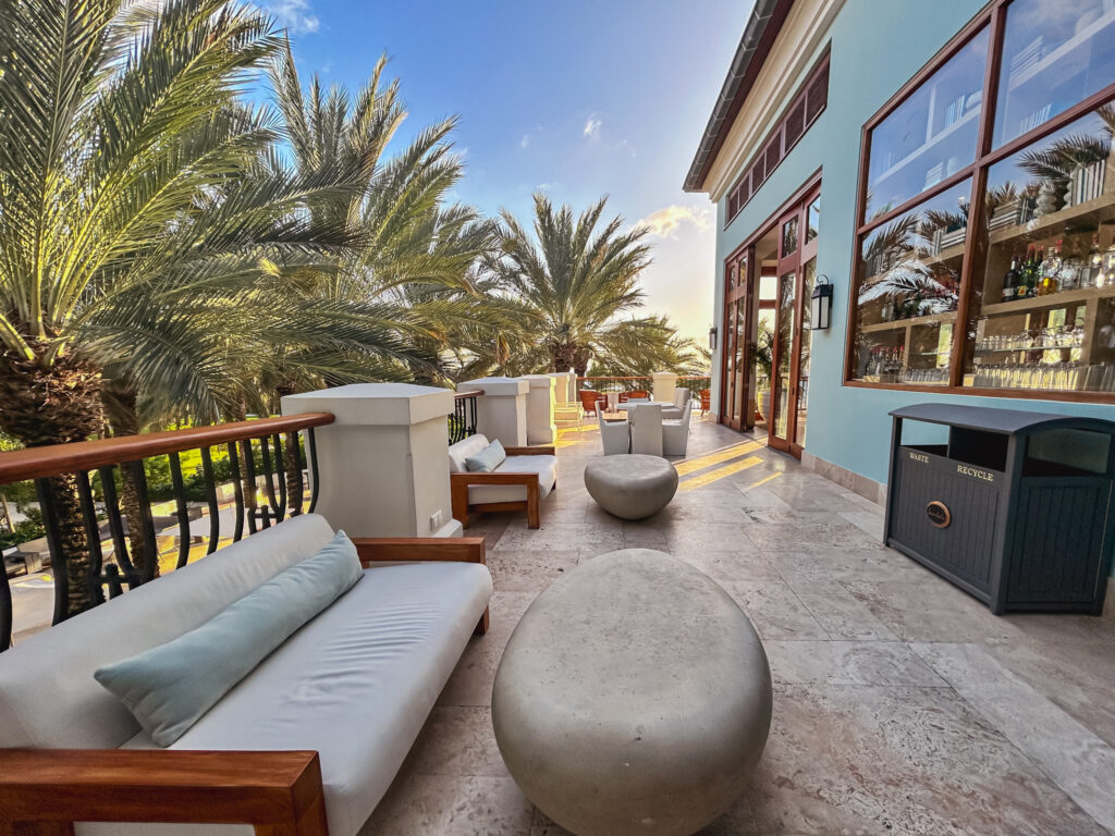 As varandas do Sandals Curaçao também possuem lounges para os hóspedes apreciarem paisagem