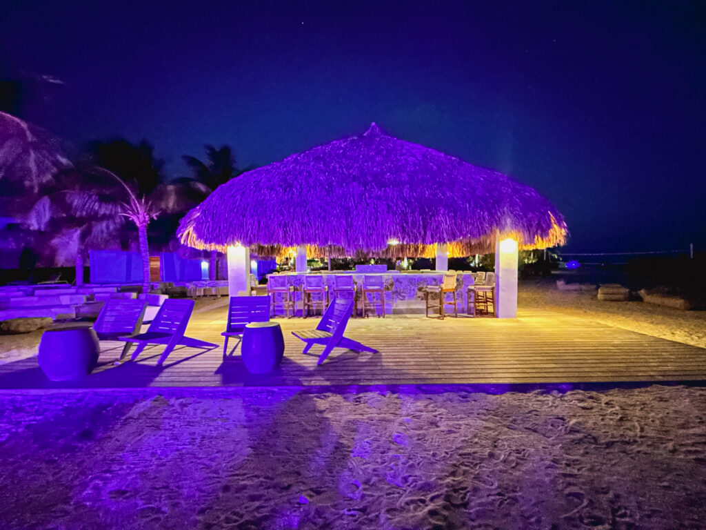 Bar da praia à noite no Sandals Curaçao