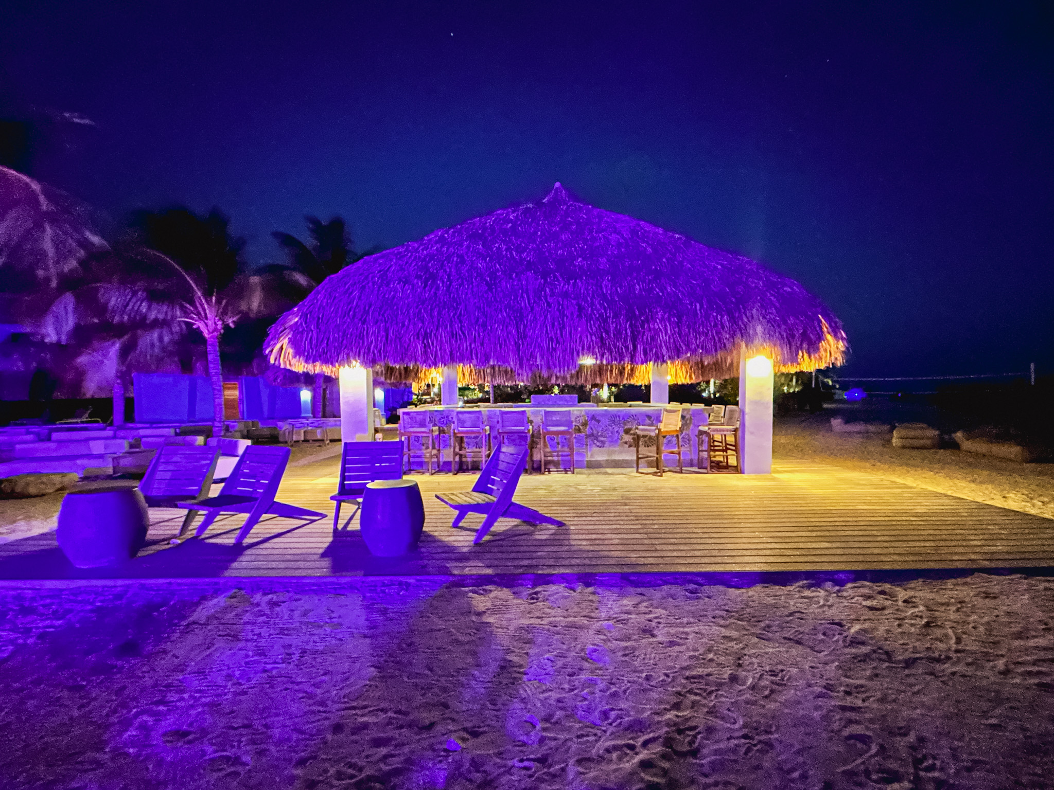 Bar da praia à noite no Sandals Curaçao Bar da praia à noite no Sandals Curaçao