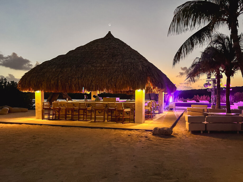 Bar da praia no Sandals Curaçao ao entardecer