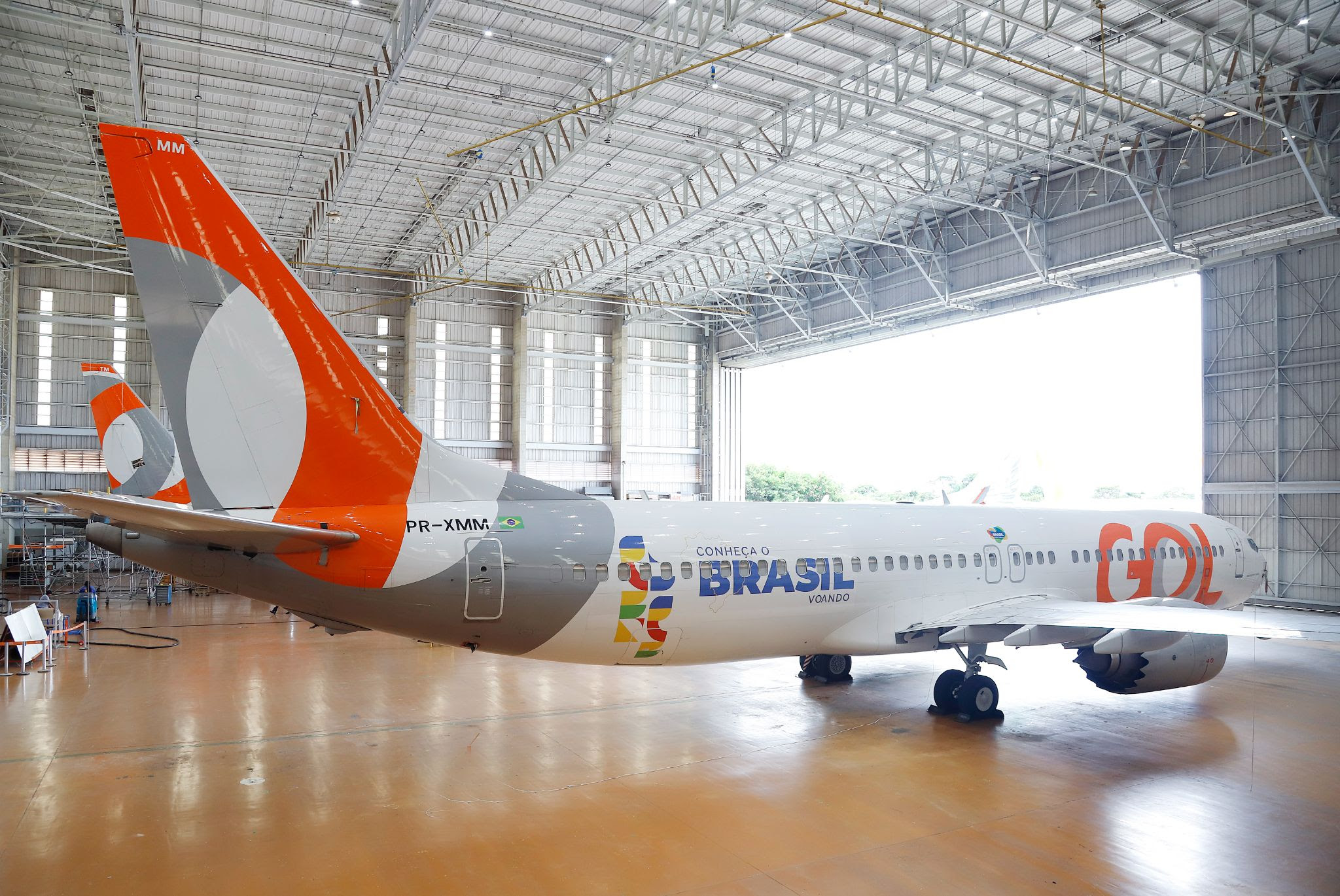 Boeing 737 MAX 8 da GOL adesivado com motivos da iniciativa Conheça o Brasil: Voando foi apresentado na GOL Aerotech, em Confins (CNF) (Edu Viana : Divulgação GOL)