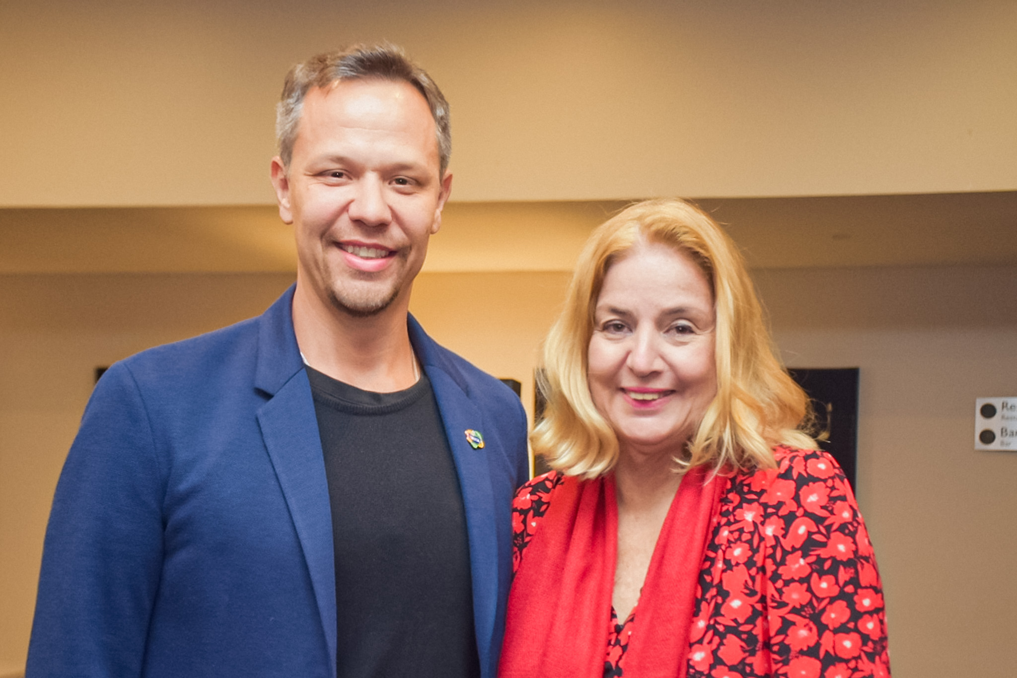 Bruno Reis, da Embratur, com Cristina Lira, jornalista especializada em Turismo