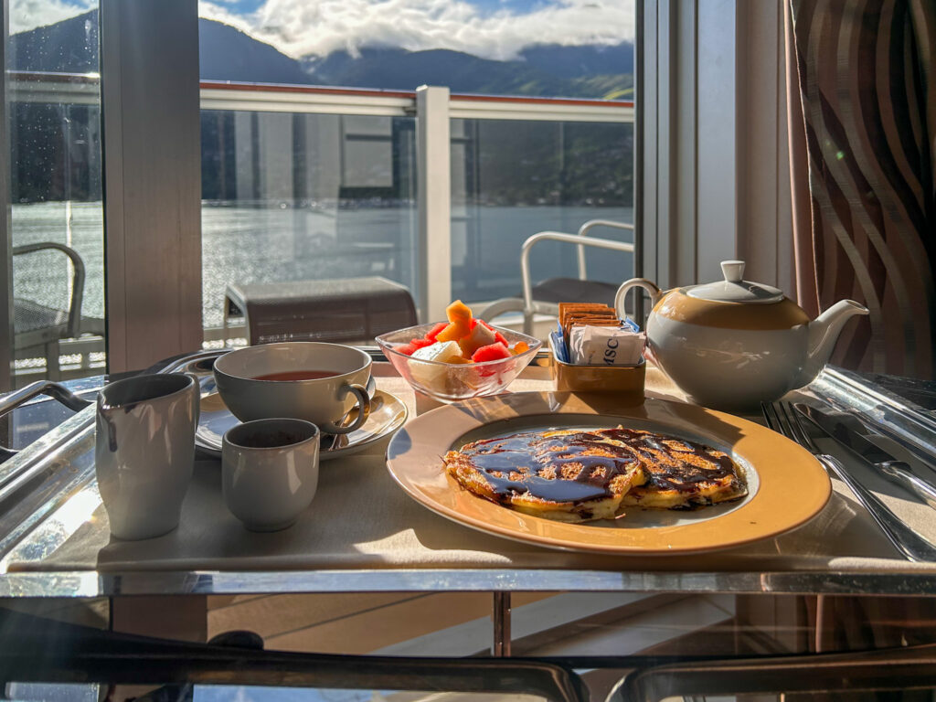 Café da manhã no quarto, entregue pelo mordomo na cabine do MSC Yacht Club