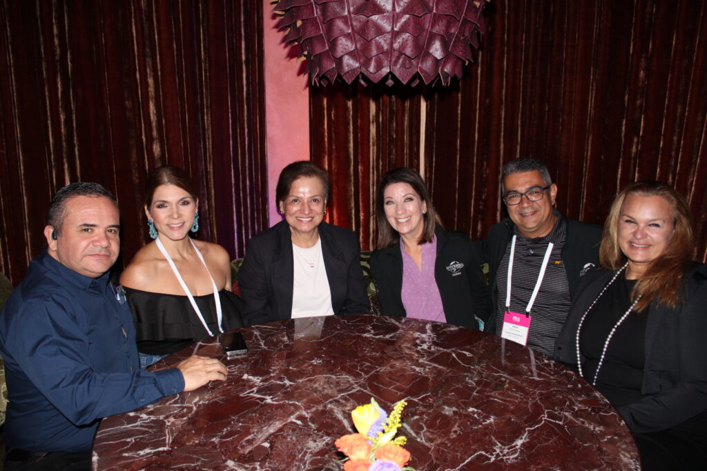 Carlos Montoya, da A&B Travel, Elaine Leone, da Azabache, Ana Gonzalez, do Magic Village, Loretta Love e Felipe Hernandez, da Universal, e Marianna Silva, da Personal RGE Tours